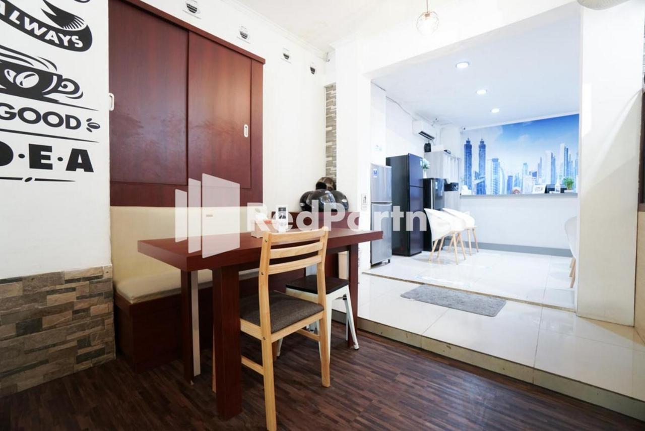 Eascot Hotel Mitra Reddoorz Jakarta Exterior photo