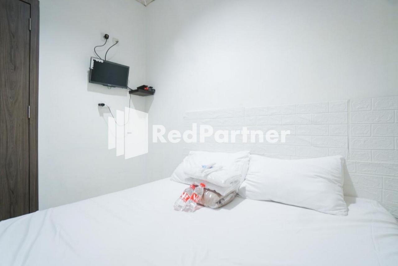 Eascot Hotel Mitra Reddoorz Jakarta Exterior photo
