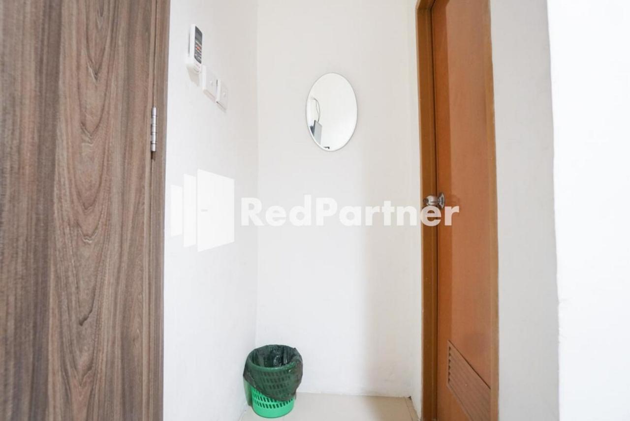Eascot Hotel Mitra Reddoorz Jakarta Exterior photo