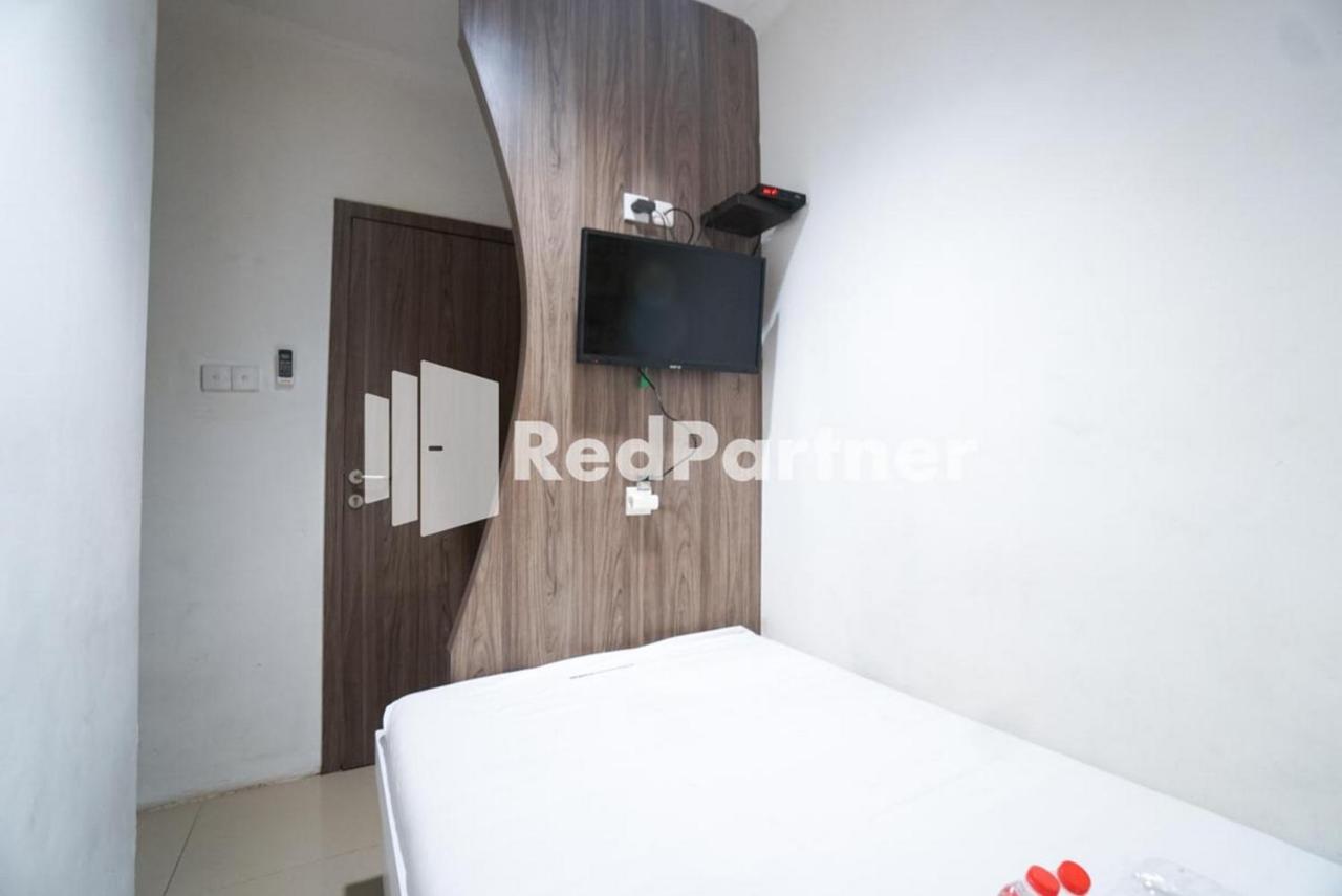 Eascot Hotel Mitra Reddoorz Jakarta Exterior photo