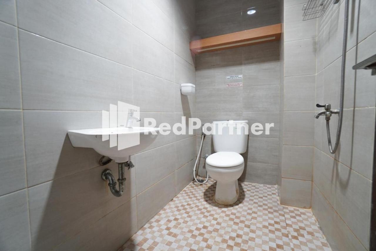 Eascot Hotel Mitra Reddoorz Jakarta Exterior photo