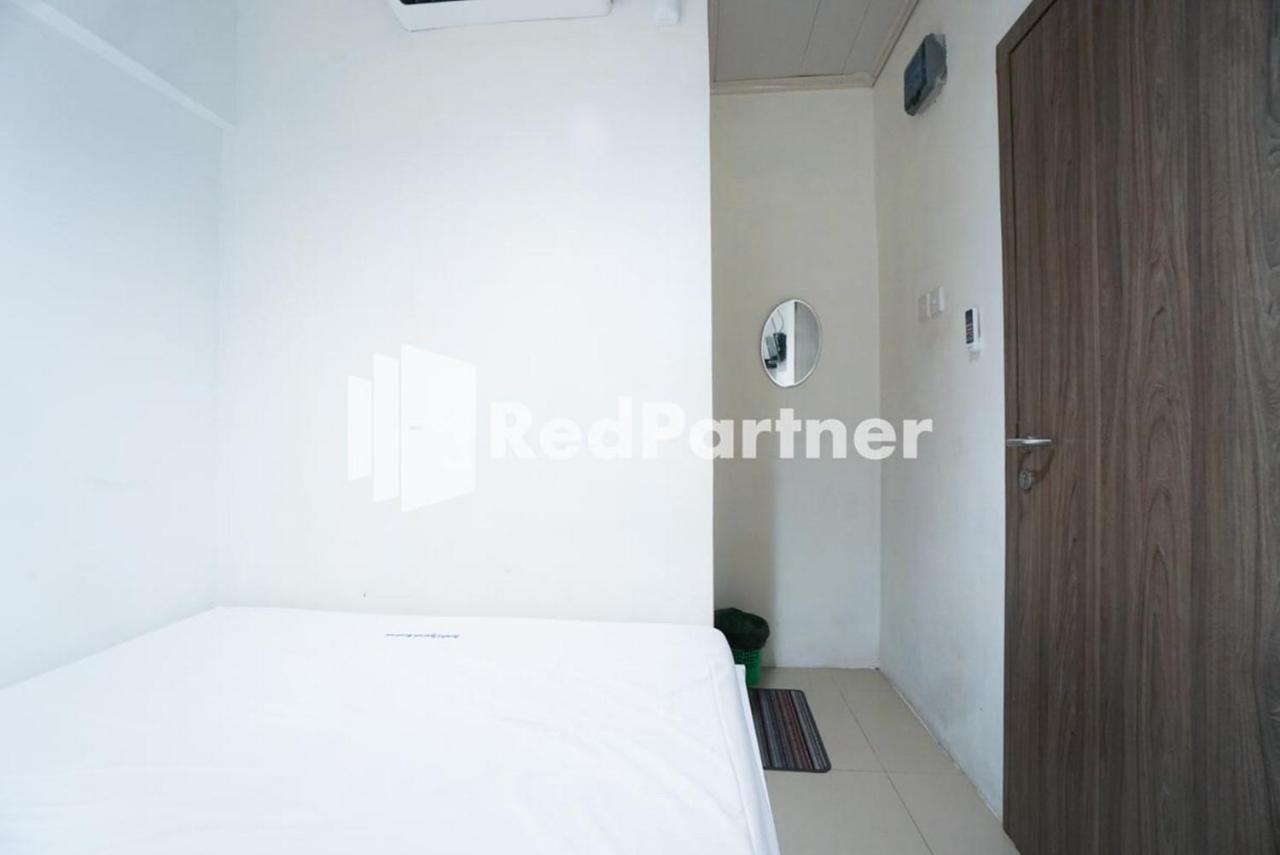 Eascot Hotel Mitra Reddoorz Jakarta Exterior photo