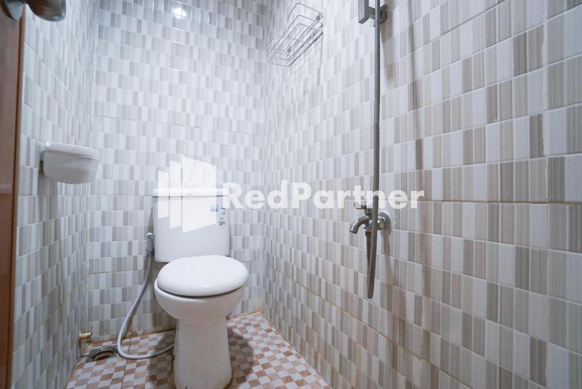 Eascot Hotel Mitra Reddoorz Jakarta Room photo